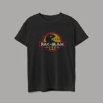 Camiseta color negro unisex Pacman con logo Jurassic Park